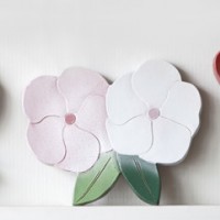 空想の花をモチーフとしたレリーフ。近年の石本藤雄の代表的作品