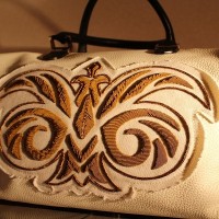 「マシャ・ケジャ」の王室の刺繍にも使われる、17世紀の刺しゅうを使ったバッグ