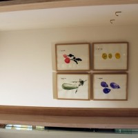 メゾン キツネのフィッティングルームの中には、黒木の母が描いた絵が飾られている。