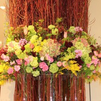 伊勢丹メンズ館正面玄関の花のディスプレイ
