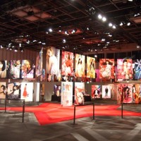 蜷川実花の写真展「LUCKY STAR NINAGAWA MEN&WOMEN」星型に展示作品が並ぶ