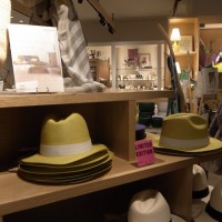 エクアドルにある老舗帽子メーカーに特注するパナマハット。今回イエローが大阪店限定色で登場