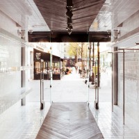 MM6 メゾン・マルタン・マルジェラパリ店のエントランスから続く天井と床にはシェブロン模様の寄木細工が施されている