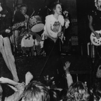 1977年7月27日、コペンハーゲンでのセックスピストルズのライブ。左より、シド・ヴィシャス、ポール・クック、ジョニー・ロットン、スティーブ・ジョーンズ（Photo by Keystone）