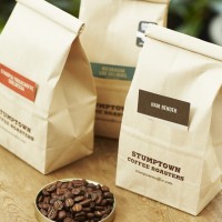 「スタンプタウン・コーヒー・ローターズ」原産地の異なるコーヒー豆を、常時、数種類用意。この日は、後味にナッツのような余韻を感じる中南米・ニカラグア原産の豆や、フルーティで爽やかな酸味が特徴のエチオピア原産など。200g1,500円から