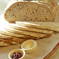 オーガニック小麦のウィートパン」大型サイズ（2,299円）。一人用にちょうどいいミニサイズ（346円）も販売している