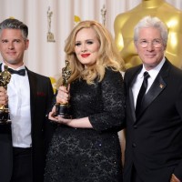2013年アカデミー賞歌曲賞を受賞したアデル、ポール・エプワースと、プレゼンターのリチャード・ギア