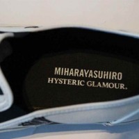 「ミハラヤスヒロ」×「ヒステリックグラマー」のローカットスニーカー