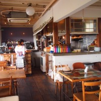 「クルチアーニC」と、鎌倉・七里ケ浜の人気カフェ「ダブル・ドアーズ」とのコラボカフェ店内