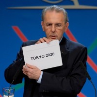 東京での五輪開催を発表するロゲ会長