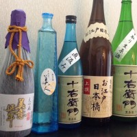 日本酒クラスでは日本酒の種類や製造について基礎、愉しむ際のマナーやルールなどを学び、蔵元を訪ねるフィールドワークも予定されている