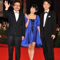 第68回ヴェニス国際映画祭に出席した染谷将太、園子温監督、二階堂ふみ