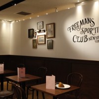 コーヒーの香りが漂うフリーマンズ スポーティング クラブ 東京のカフェコーナー