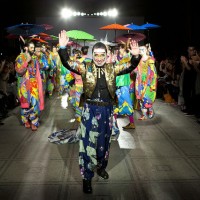 ロンドンV&Aで開催された山本寛斎のファッションショー「Fashion in Motion "Kansai Yamamoto" Fashion Show」