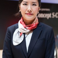 女性スタッフのスカーフも天津デザイン