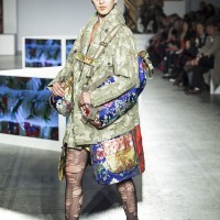 ロンドンV&Aで開催された山本寛斎のファッションショー「Fashion in Motion "Kansai Yamamoto" Fashion Show」