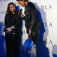 オリビア・パレルモさんは「フルラ」の新作バッグ「ポラリス」を持って登場