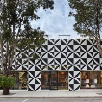 ルイヴィトンのマイアミ・デザイン・ディストリクトショップではシャルロット・ペリアンをフィーチャー。ファサードは白黒幾何学模様の特別仕様