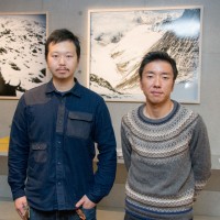 左から、ホワイトマウンテニアリングデザイナーの相澤陽介氏、写真家の石川直樹氏