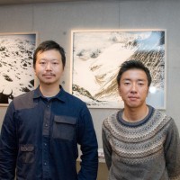 左から、ホワイトマウンテニアリングデザイナーの相澤陽介氏、写真家の石川直樹氏