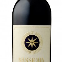 ワインショップ・エノテカではイタリア赤ワイン「サッシカイア」（2万円相当）を含むワイン2本入を5,000円で販売