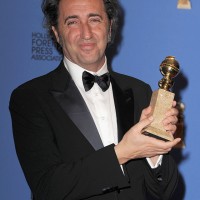 「The Great Beauty」で外国語映画賞を受賞した映画監督パオロ・ソレンティーノ（Paolo Sorrentino）は、アルマーニのクラシックタキシードでゴールデングローブ賞授賞式に登場