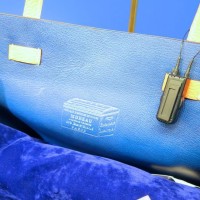 ロイヤルブルーのヤギ革を使用したバッグの内側にはブランドロゴが刻印されている