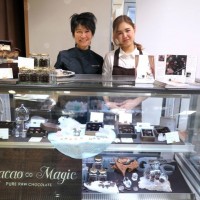 ローチョコレート専門店「カカオマジック」松田すみれさん（左）