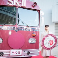 「SK-II 美肌ピテラドックバス」のフロントに綾瀬自らが「美肌ピテラドックマーク」を設置