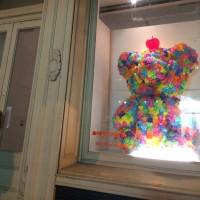 ニューヨークのニッポニスタポップアップストア入り口。クマのアート作品はデイジーバルーンの作品です