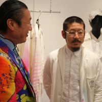 アンリアレイジ（ANREALAGE）のデザイナーの森永邦彦氏と山本寛斎氏（左）