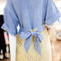「ミュラーオブヨシオクボ（muller of yoshiokubo）」の切り替えドレス（51,450円）バッグリボンがアクセントに