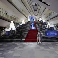 ウェディングドレスアクセサリーなどが表参道の吹き抜けの大階段に展示される