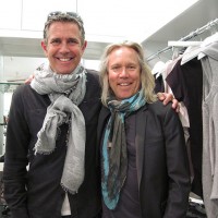 「マーク・ホールデン・スカーフ」のデザイナー兼設立者のマーク・ホールデン氏（右）と友人で顧客のフランク・アンダーソン氏（この日、首に巻いたスカーフを購入）