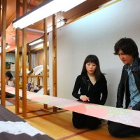 京都の富宏染工の工房には、作業中の反物が天井までぐるりと設置されている