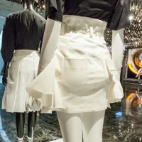 14SSベストセラーのデニムスカート。同店限定カラーとして白を用意