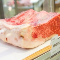 小島商店の国産熟成肉は、繊維を壊して味が変わらないように全て手切りで用意される