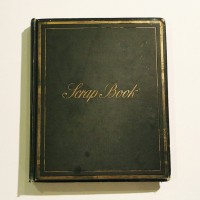 日本初公開の「緑のスクラップブック（1898年）」も展示。収録されている短編小説や詩は後に『アン・オブ・グリン・ゲイブルス（赤毛のアン）』の題材として利用された