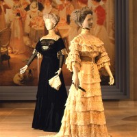 右：ドレス DOEUILLET フランス 1903年頃　左：ドレスCHERUIT フランス 1908年頃 神戸ファッション美術館蔵