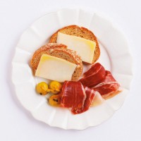 チーズや生ハムはバゲットなどに合わせて軽い朝食やランチに