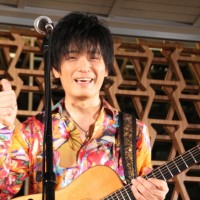 会場にはギタリストの押尾コータローも駆けつけ生演奏を披露