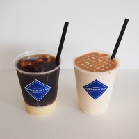 「ナンバーシュガー」が夏限定ドリンクを販売。左から「ナンバーシュガー コーヒー」「キャラメルスムージー」