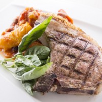 沖縄産琉球島豚のTボーンステーキ　450g　こだわり野菜のラタトゥイユとご一緒に
