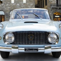 グッチミュゼオ前の広場で行われた「50年代、60年代イタリアン自動車デザイン」で展示された1955年のランチア・フロリダ