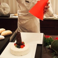 「ボネ・ド・ペール・ノエル」はサンタの帽子を取るとサンタクロース型ショコラが乗ったチーズケーキが現れる