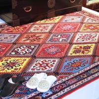 ペルシア絨毯と和家具を組み合わせたスタイルを提案