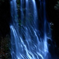 「月夜の滝」。鹿児島県霧島の「丸尾の滝」。飛沫が凍りつくほどの寒い1月の夜、満月に照らされて輝きながら、柱状節理の模様の岩肌を流れる
