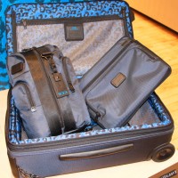 スーツケースの中はブルーのレオパード柄が印象的