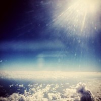 ハワイ島へ向かう機内から、青い海と空を眺める
