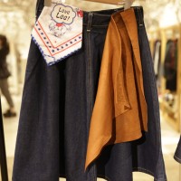 リーのデニムスカートはバッグにディアスキンがデザインされている（1万3,200円）
